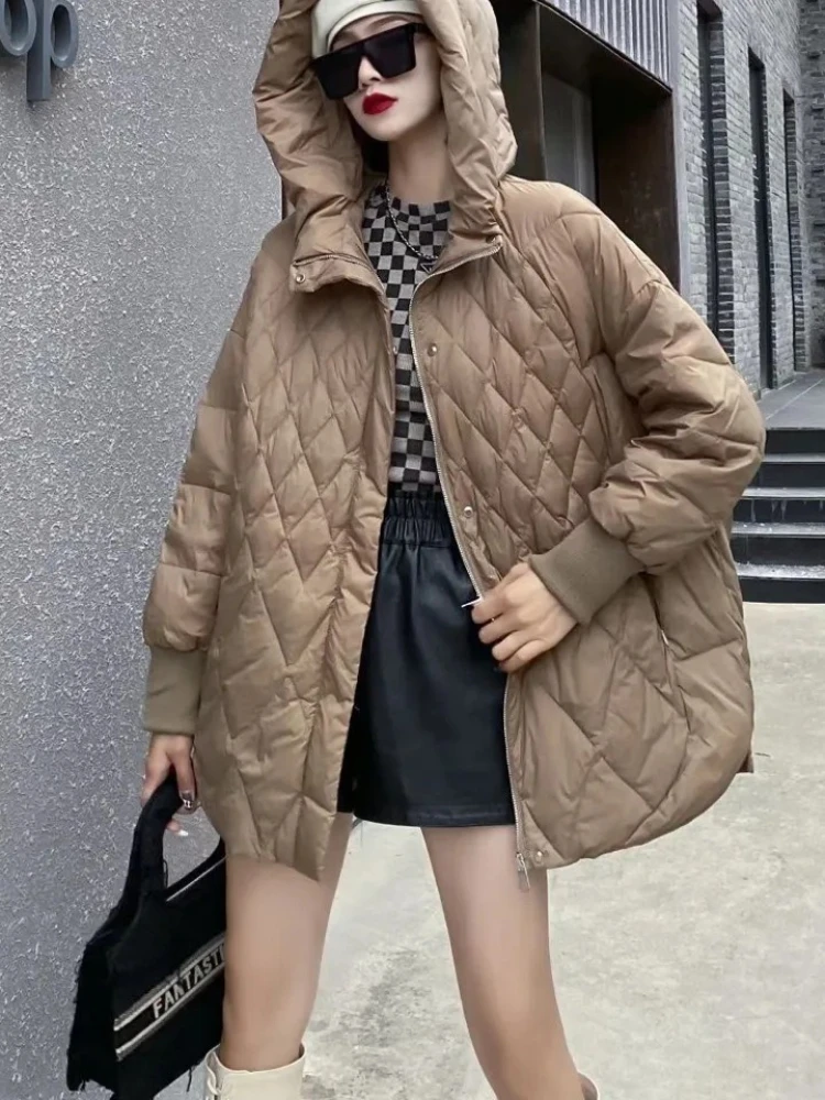 เสื้อแจ็คเก็ตดาวน์ใหม่ปี 2025 สำหรับผู้หญิง เสื้อโค้ทกันหนาวแบบมีฮู้ดทรงหลวม ขนเป็ดขาว 90% เสื้อพัฟเฟอร์ลำลองสำหรับผู้หญิง เสื้อโค้ทกันหนาวหนา อุ่น สวมทับ เสื้อคลุมกันหิมะ
