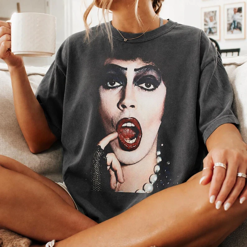 Tim Curry Gedenk-T-Shirt von Comfort Colors, Hommage an den Schauspieler, Geschenk für Horrorfilm-Fans, Frank-N-Furter Rocky Horror Vintage-Oberteil – Detail 4