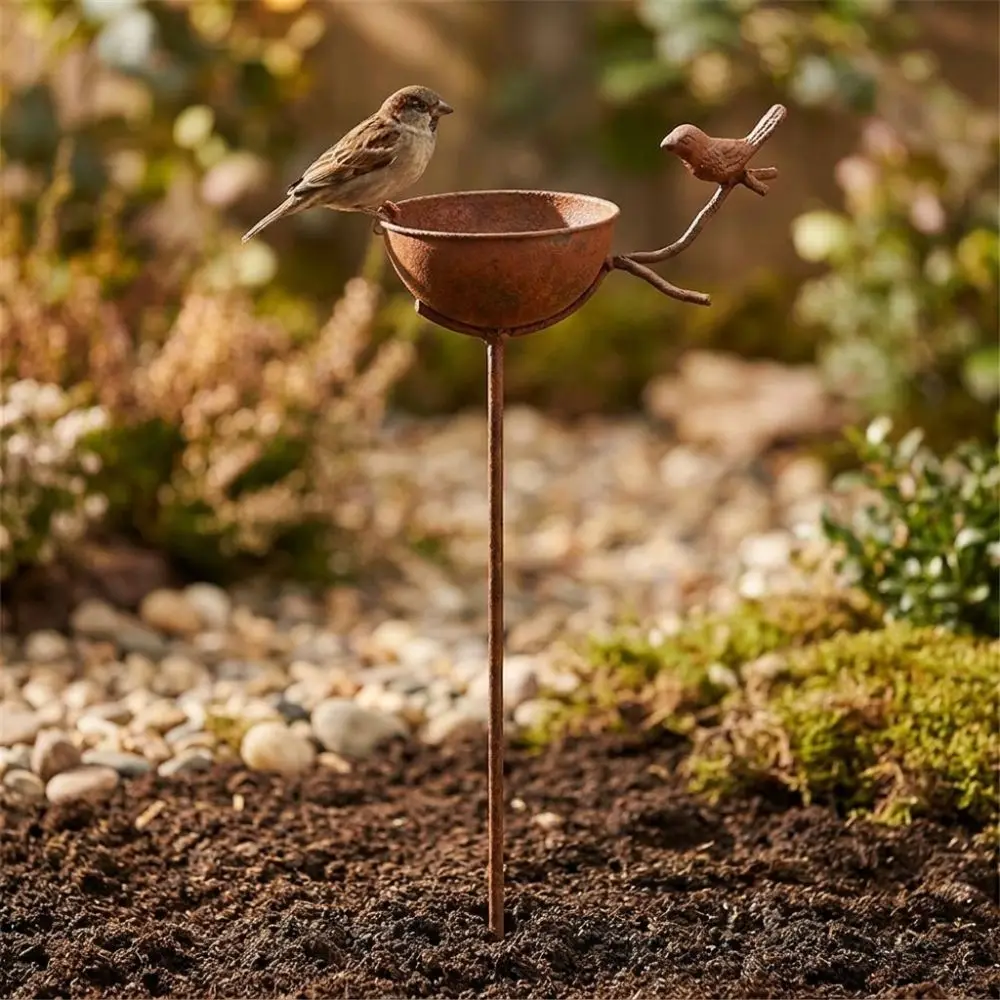 Vintage Weathered Ground Stake Bird Bath Rusted Iron Long Stem Rusty Metal Bird Feeder with Bird Figurine Anti-tipping Base