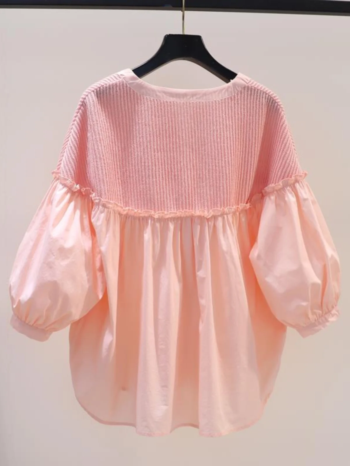 เสื้อผู้หญิงดีไซน์เกาหลีแบบสปิลส์เก๋ไก๋ รุ่นใหม่สำหรับฤดูร้อนปี 2025 ทรงหลวม แขนพอง ผ้าเนื้อนุ่ม ยืดหยุ่น คอทรงกลม