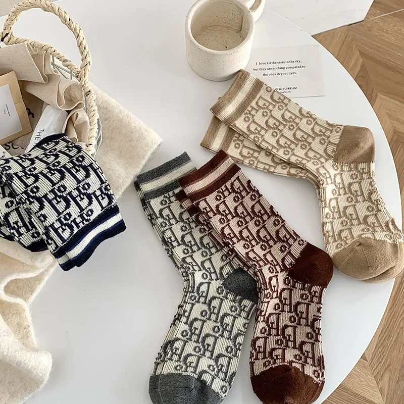 Calcetines gruesos con estampado de letras de lana para mujer, medias cómodas cálidas para el hogar, estilo coreano, otoño e invierno, a media pantorrilla