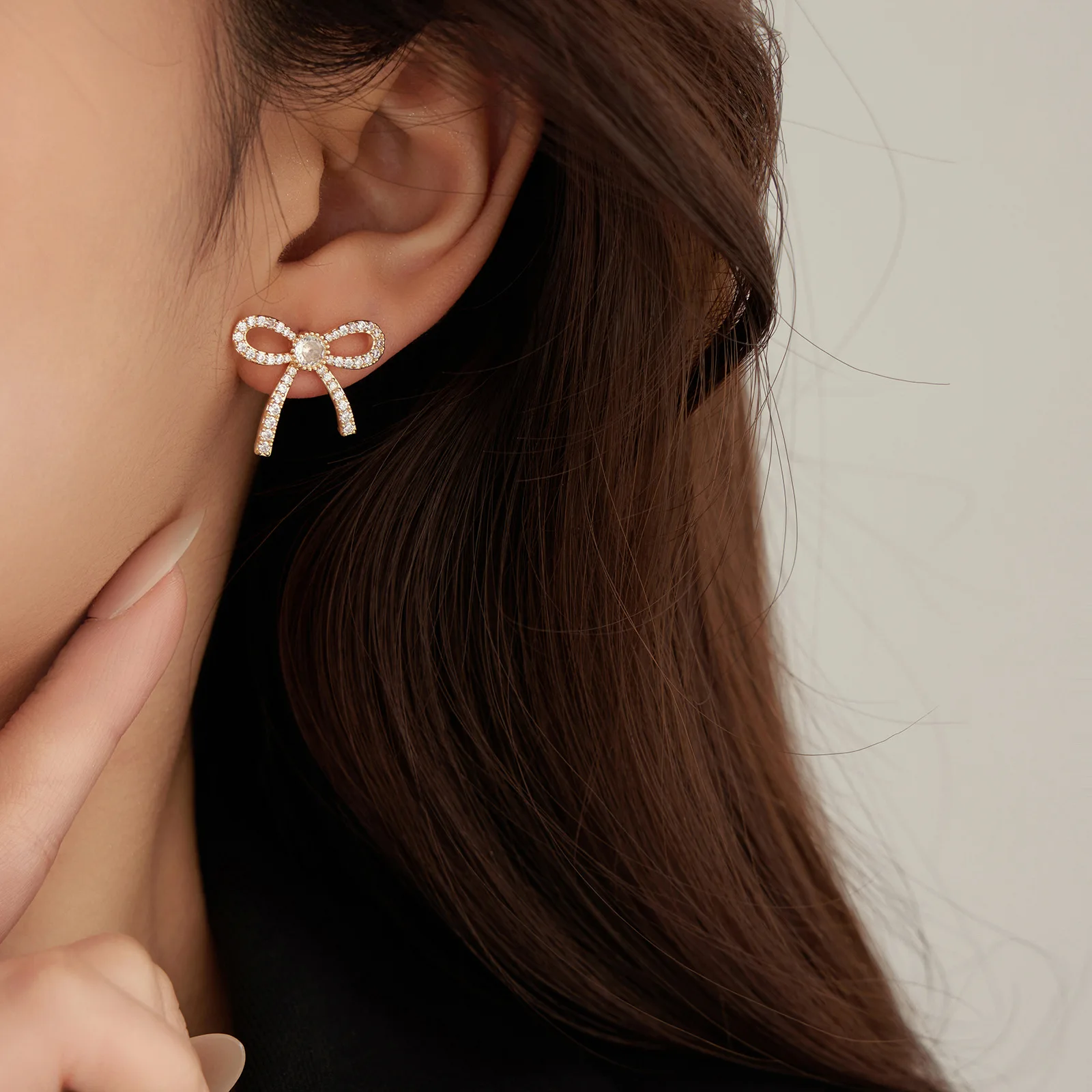 

Popular bow stud earrings 18K real gold dense zircon earrings super flash fashion niche earrings