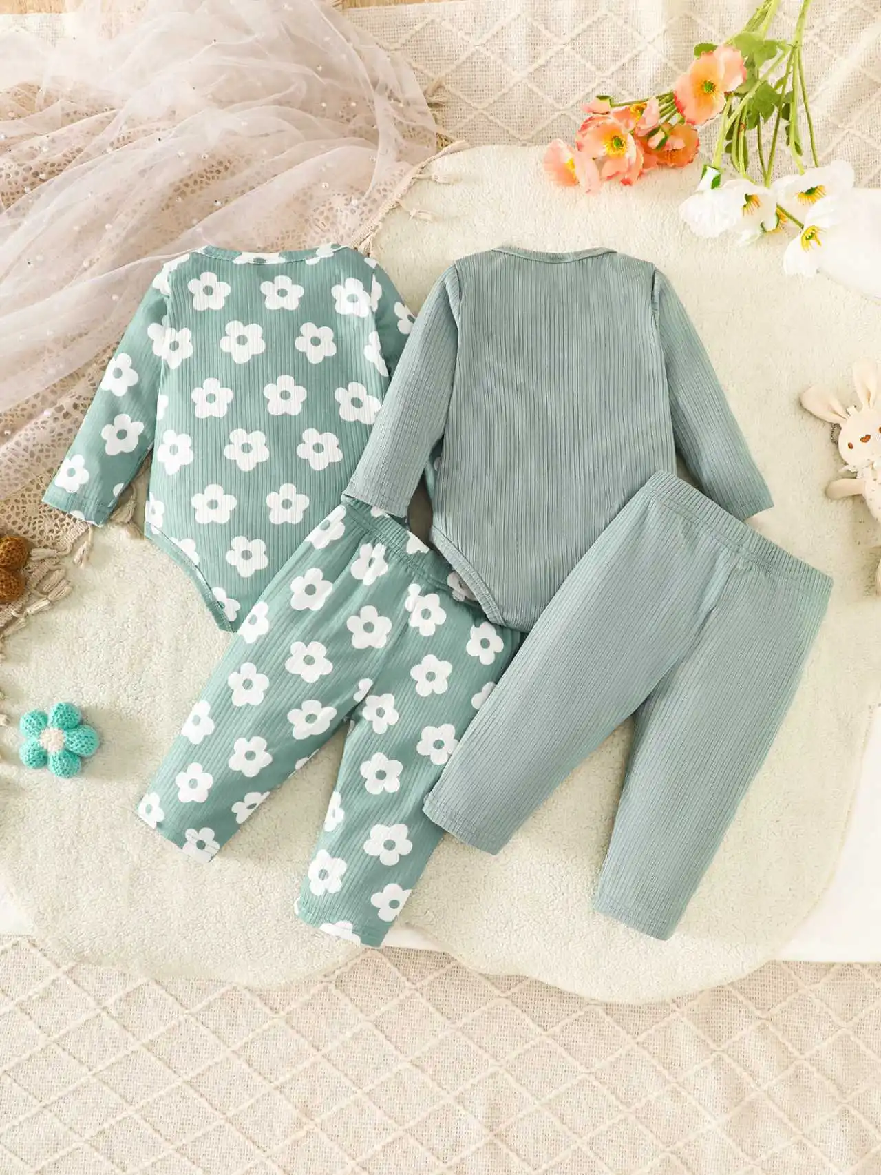 Grünes Set aus langärmligem Strampler mit Rundhalsausschnitt und kleinem Blumenmuster sowie einer langärmligen Stramplerhose mit süßem Blumenmuster für Babys. – Detail 3