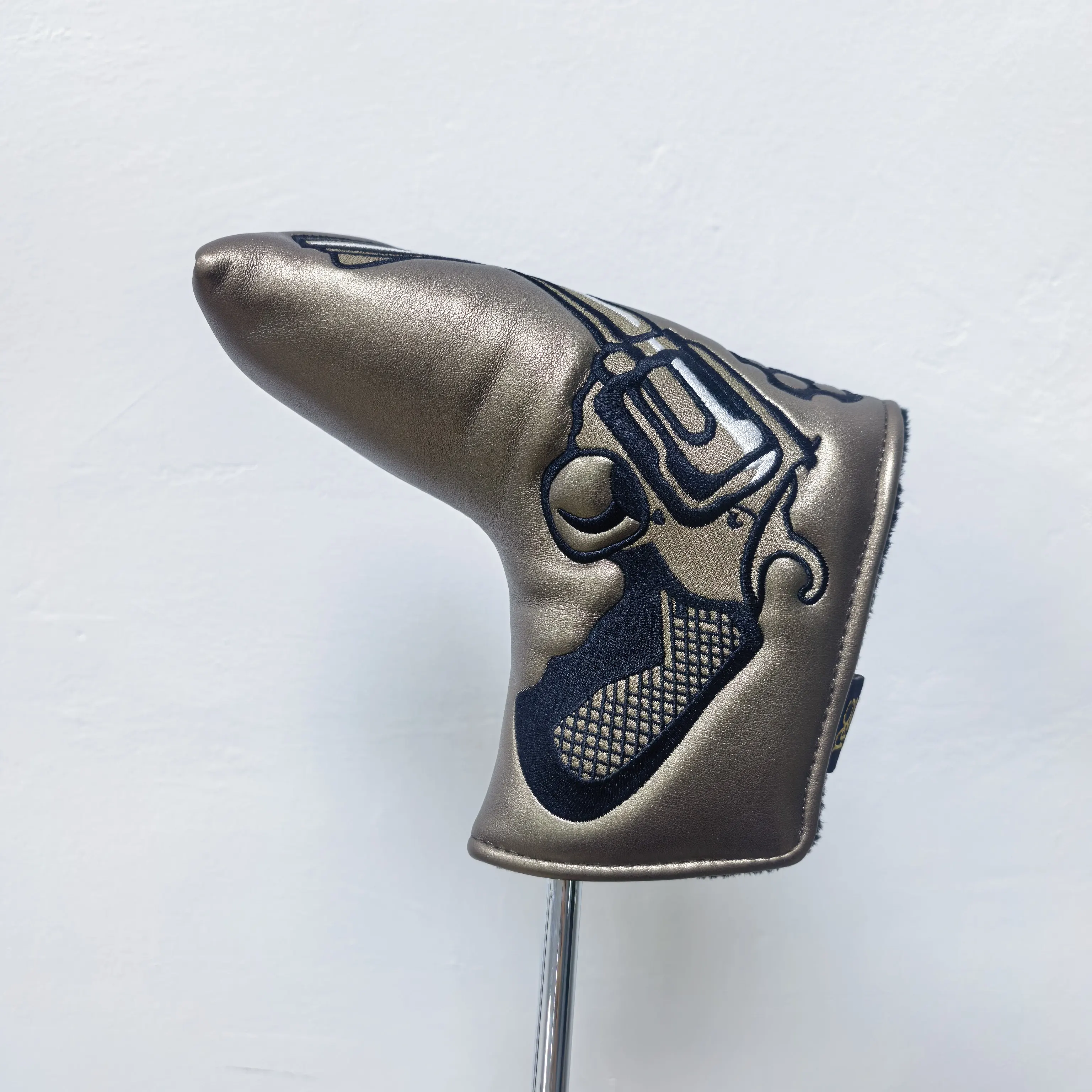 قطعة واحدة من غطاء الرأس لمضرب الجولف، مادة PU مقاومة للماء، إغلاق مغناطيسي، لمسة نهائية بنية، مصممة لمضارب الشفرات #5