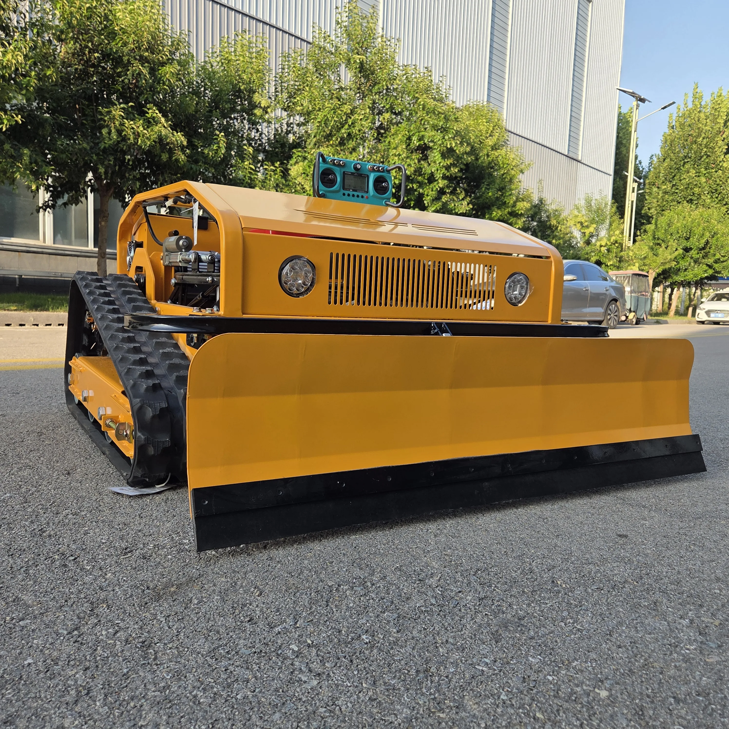 The most cost-effective two-in-one snow pusher and lawn mower with 60° climbing ability, oil pump and reduction motor, 800 mm