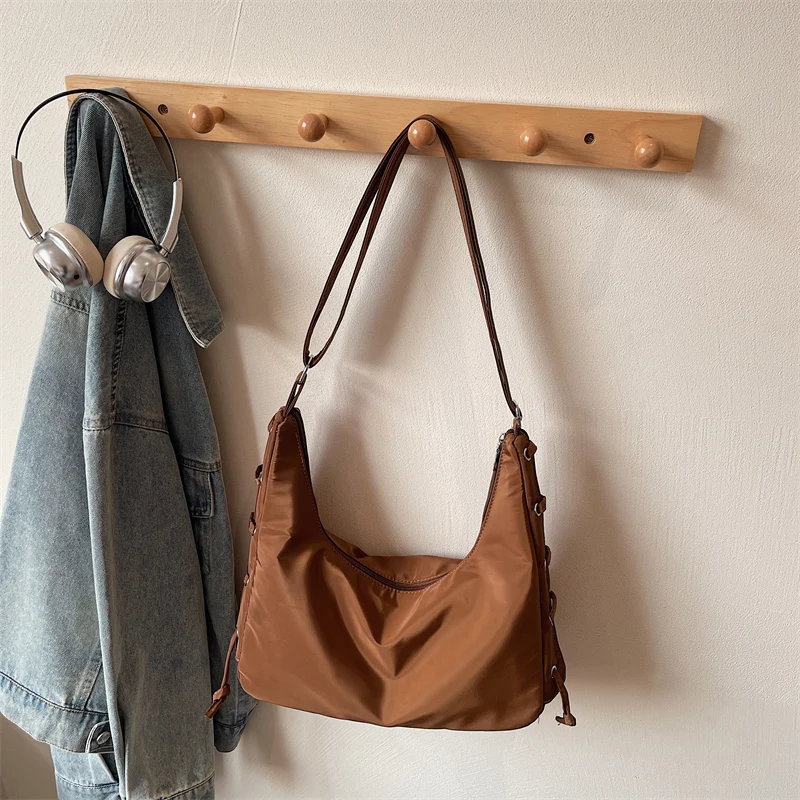 

Нейлоновая однотонная сумка-тоут крест-накрест, осенняя новая универсальная сумка 2023 года, горячая распродажа для женщин, большая вместительная дорожная сумка на плечо