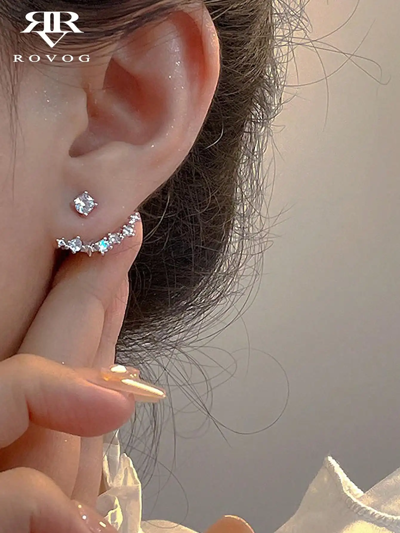 

Элегантный комплект из украшенных кристаллами серег-каффов и пусет для женщин