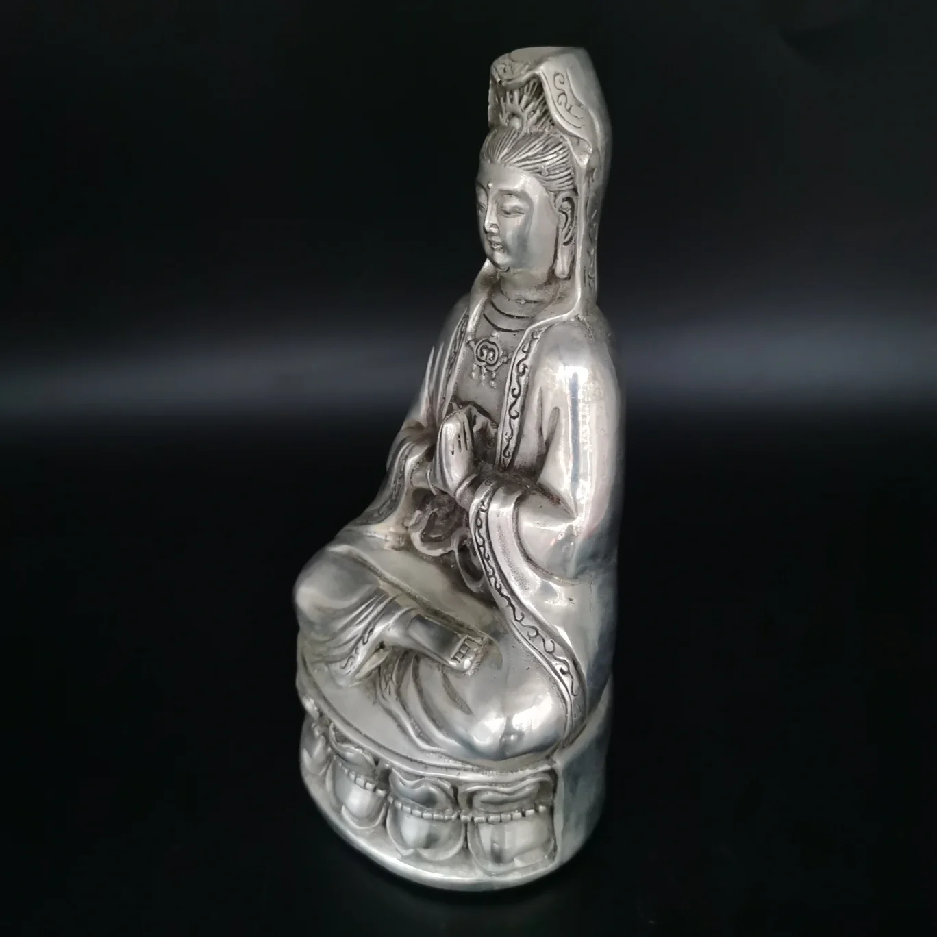 Exquisite White Copper Buddha Statues Finely Crafted Home Crafts With Beautiful Appearances Worth Collecting