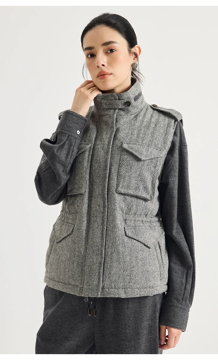 KX9523502 Damen-Weste aus Wollmischgewebe mit Gänsedaunenfüllung, Stehkragen, 4 aufgesetzte Taschen, Epauletten, Reißverschluss vorne, Old Money, Frühherbst – Detail 5