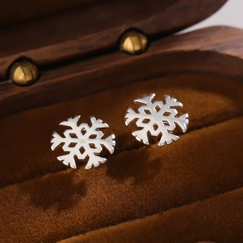 Hot selling new 925 sterling silver fashionable, exquisite and delicate snowflake earrings simple and compact accessories ED326