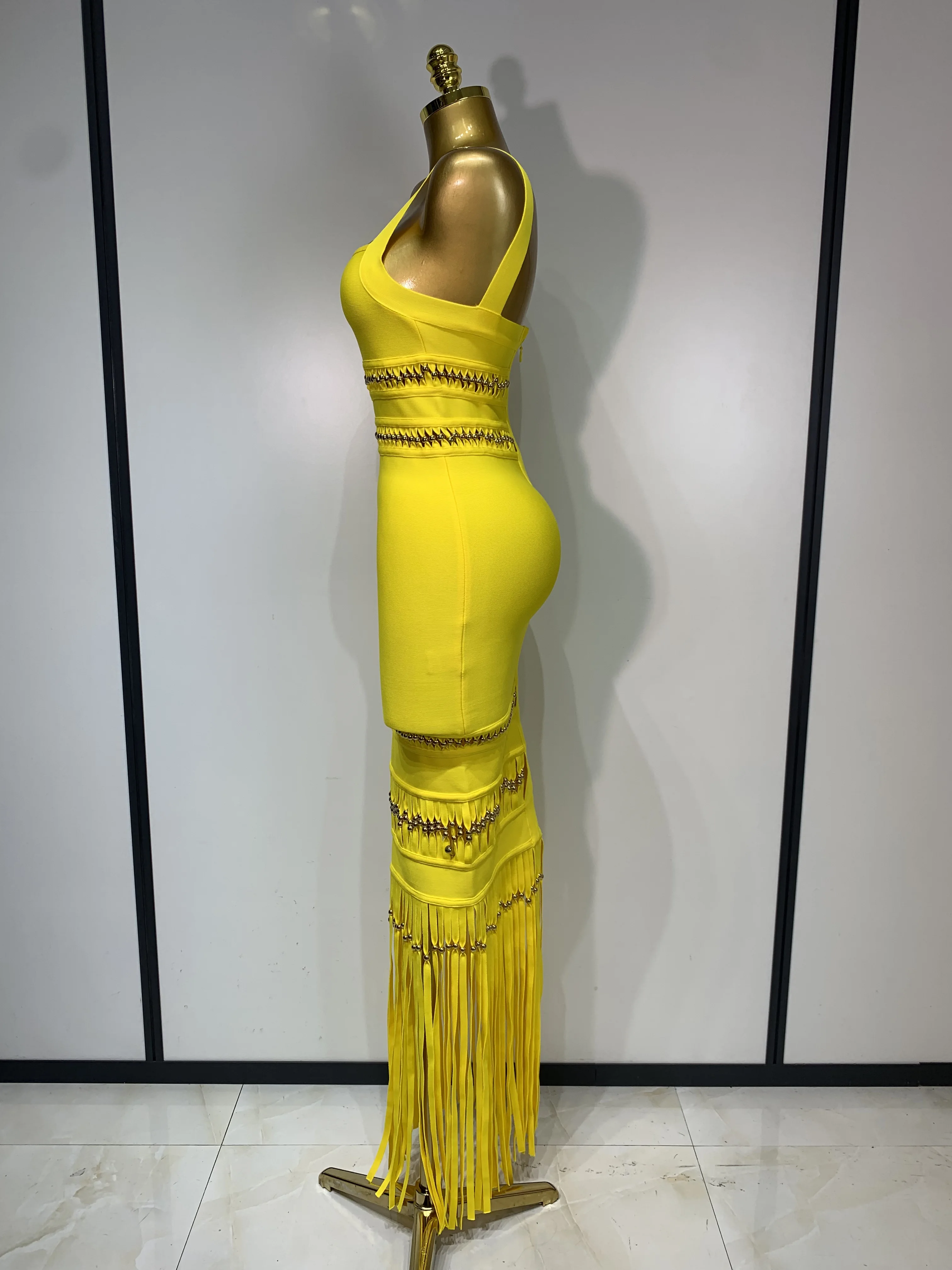 المرأة بلا أكمام مثير ساحة طوق شرابة Bodycon ضمادة فستان المشاهير أنيقة مساء حفلة عالية الجودة فستان عيد ميلاد