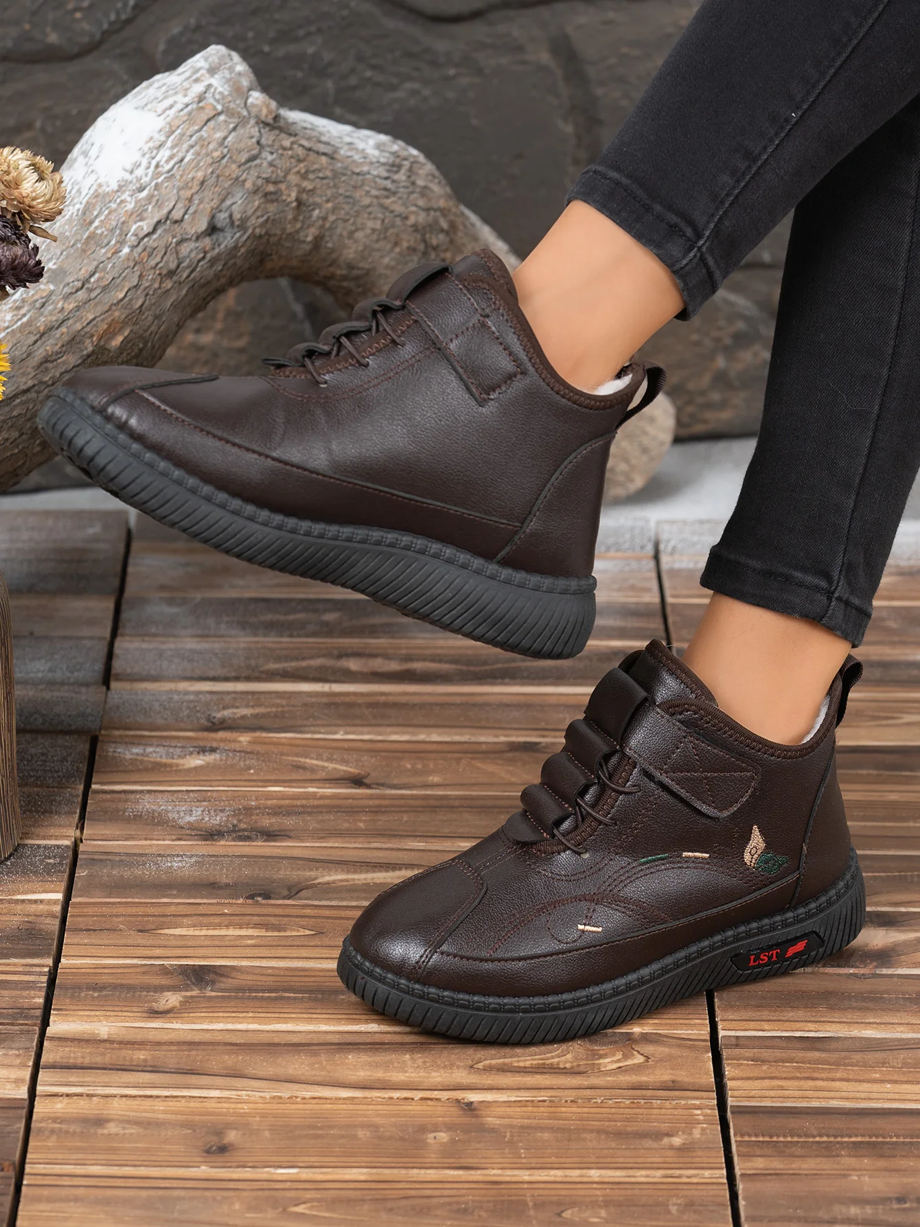 2026 Winter Damen Fleece-Gefütterte Leder-Stiefeletten Klettverschluss Stickerei Rutschfeste Weiche Gummisohle Warme Freizeitstiefel – Detail 14
