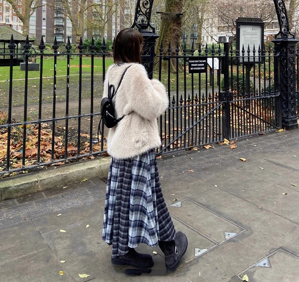 تنورة مربعات باللونين الأبيض والأسود على الطراز البريطاني 2025 تنورة جديدة عالية الخصر وتنحيف وواسعة التأرجح وتنورة MIDI متعددة الاستخدامات ورجعية