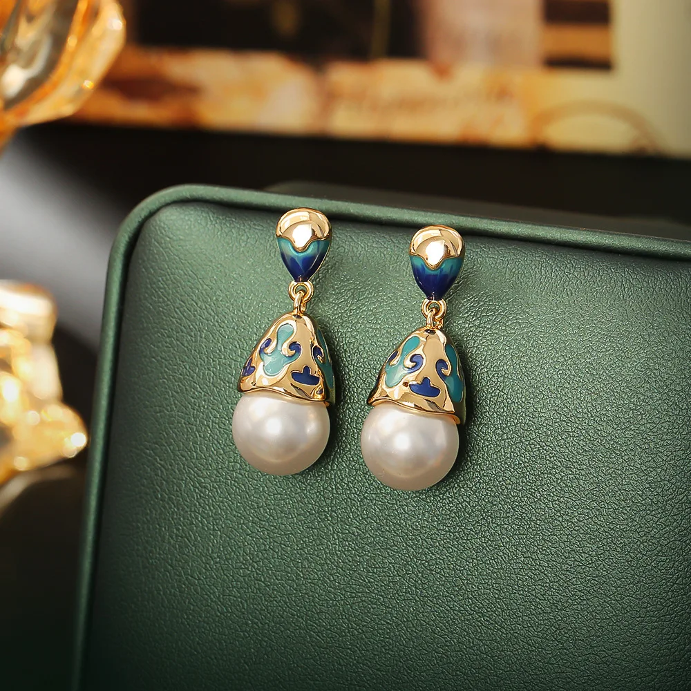 

Fashionable and exquisite enamel colored earrings light luxury high-end pearl earrings niche design water drop earrings