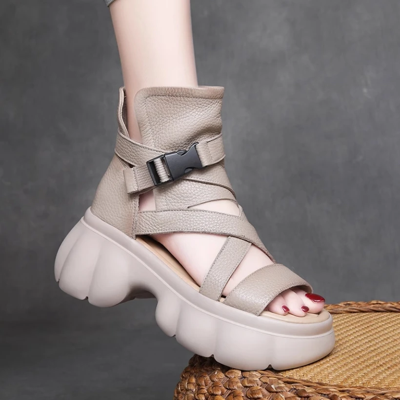 estate-2025-un-nuovo-stile-di-scarpe-da-donna-con-sandali-alti-romani-con-suola-spessa-sciolti-e-cool