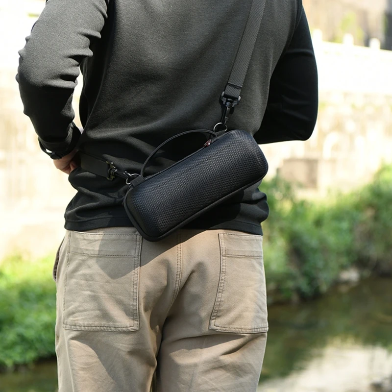 مربع القذيفة الصلبة الواقية للحقل الأول 1 مكبر صوت لاسلكي مع حزام قابل للتعديل