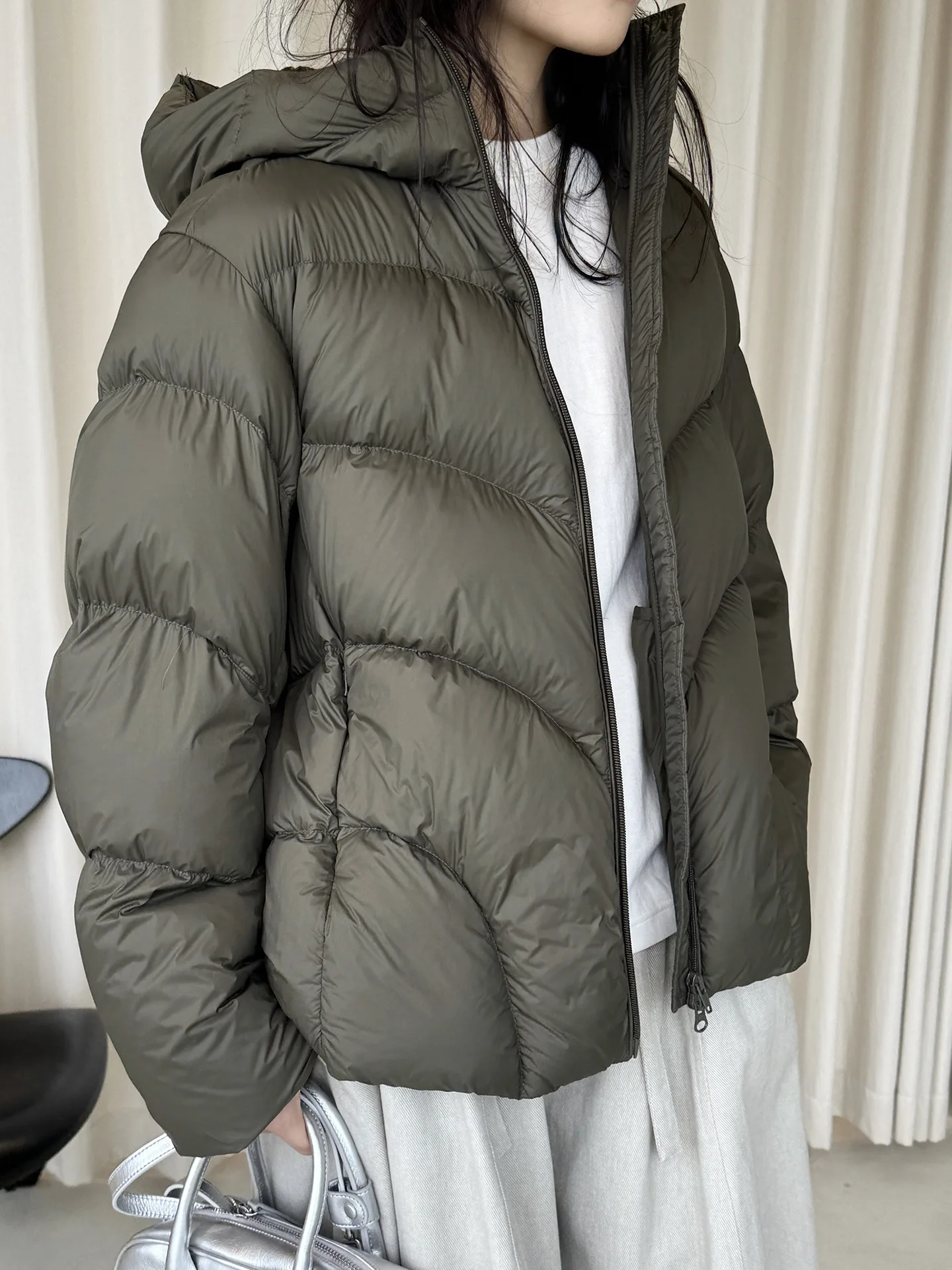 Einfache und modische Winterjacke aus weißer Entendaunen mit Kordelzug am Saum, lockere und warme Jacke für Damen