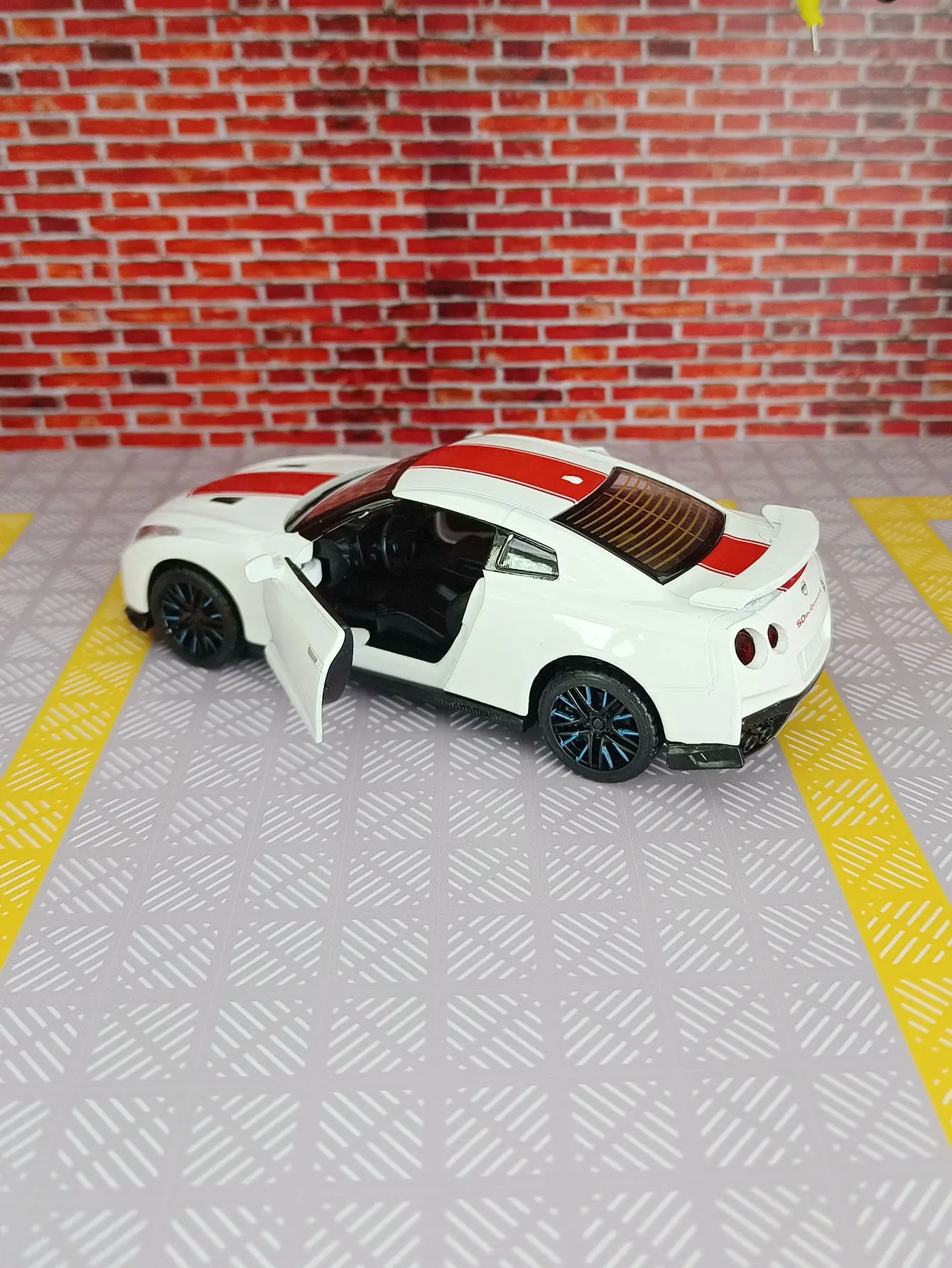 1:32 Nissan GTR R35 50th coche en miniatura de aleación de juguete fundido a presión Metal sonido y coche ligero juguetes para niños vehículo