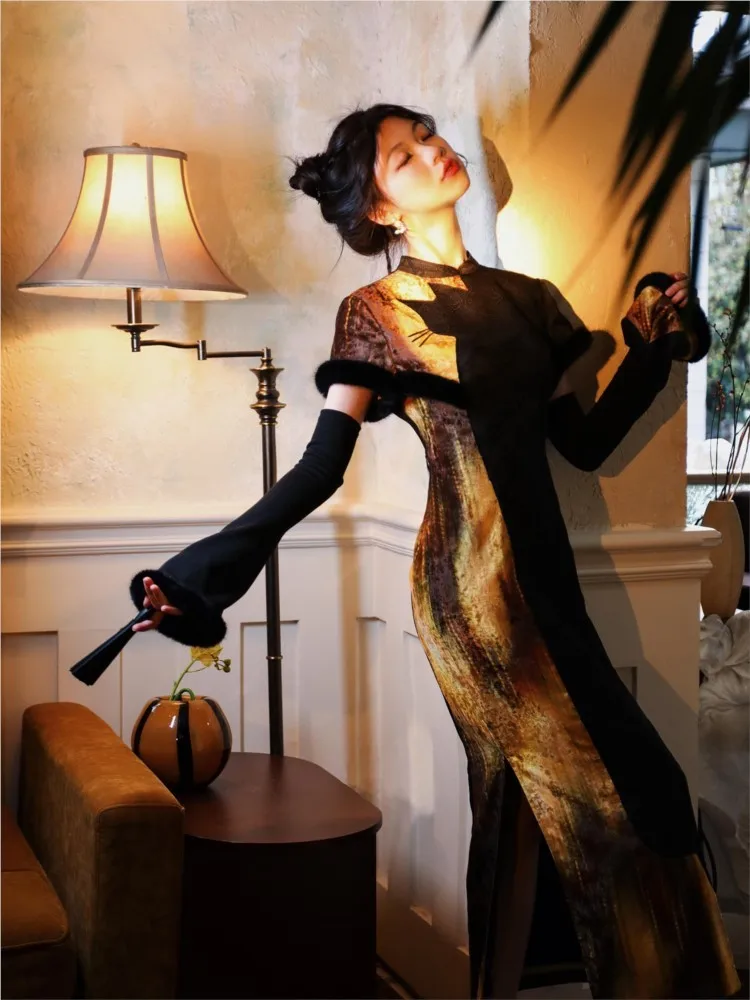 

A long cheongsam with cutting-edge design sense of velvet dark-patterned jacquard satin