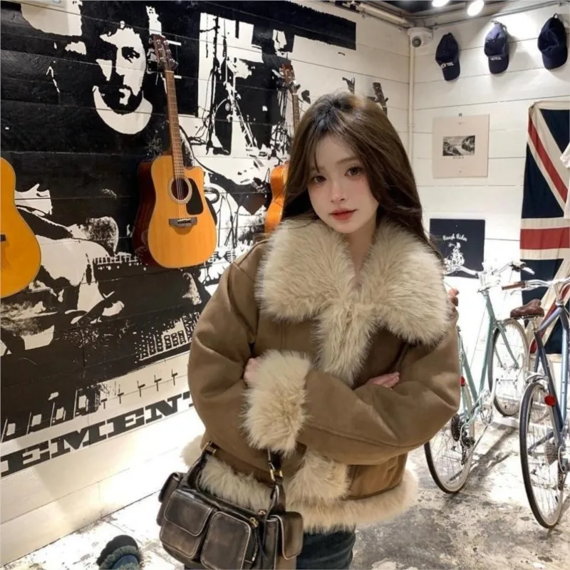 A vintage with fur and fleece short women cotton-padded style that makes them slimmer