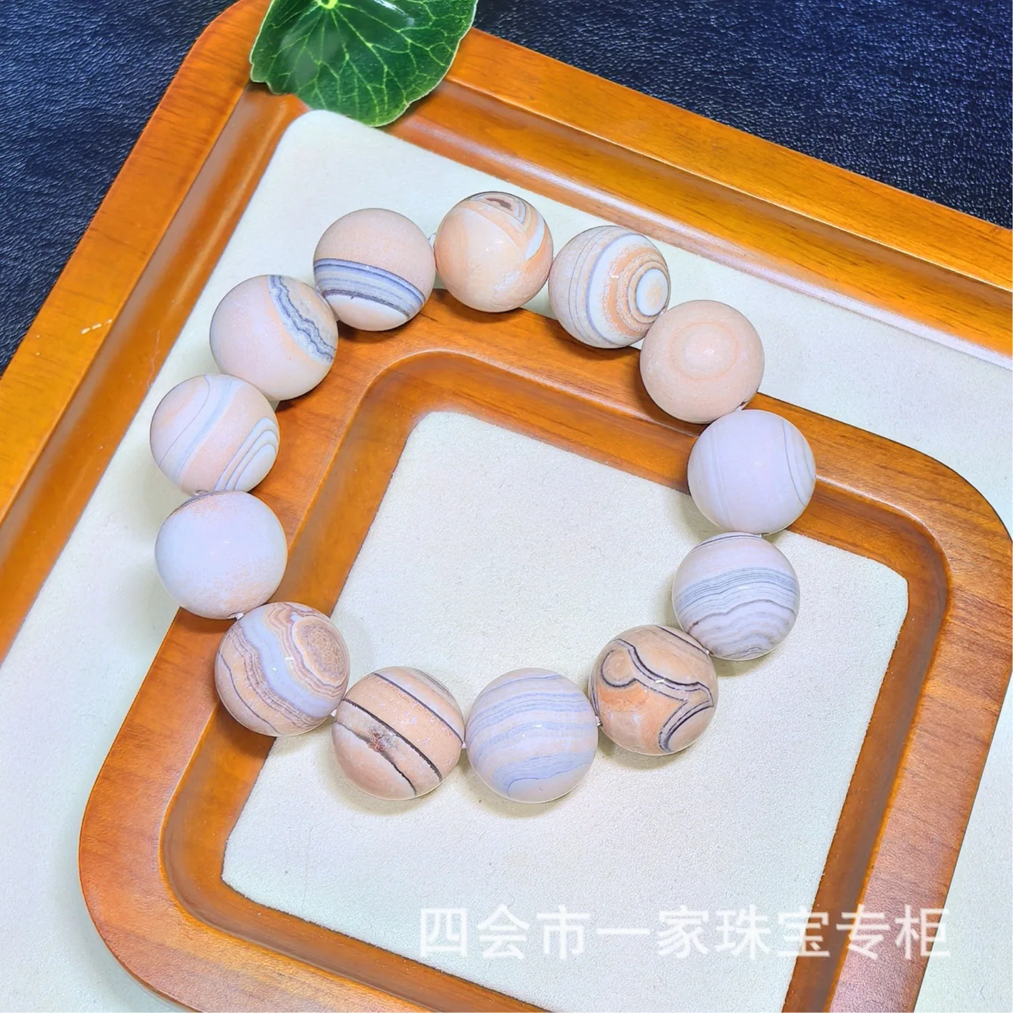 

Браслет из агата в полоску с натуральным кровавым галлом и золотым лотосом