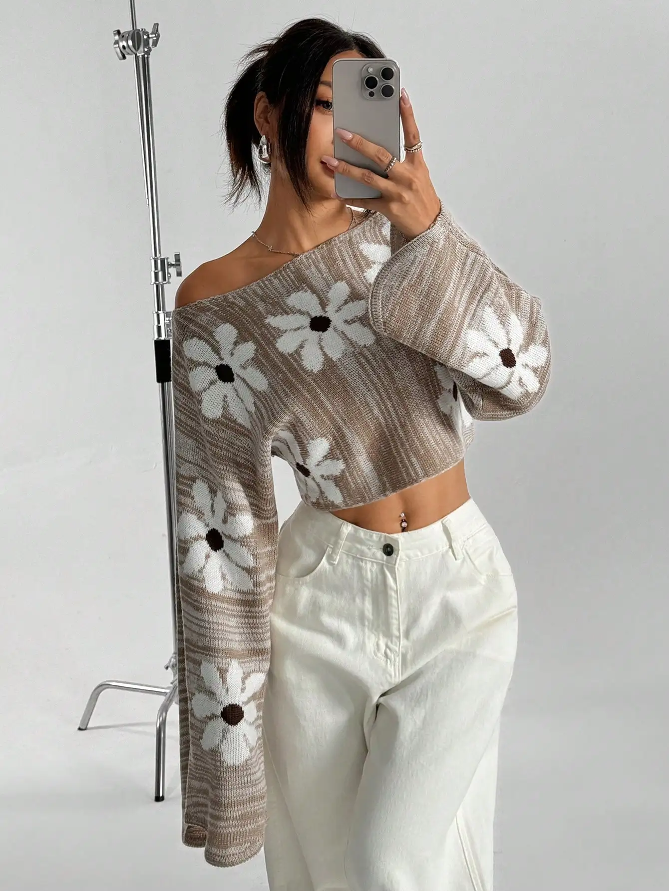 

Вязаный укороченный свитер с цветочным узором и расклешенными рукавами для повседневной носки весной и осенью