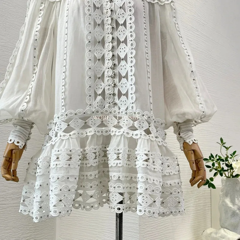 Damesjurken Witte mini-jurk met lange mouwen en borduursel en kralen uitgesneden