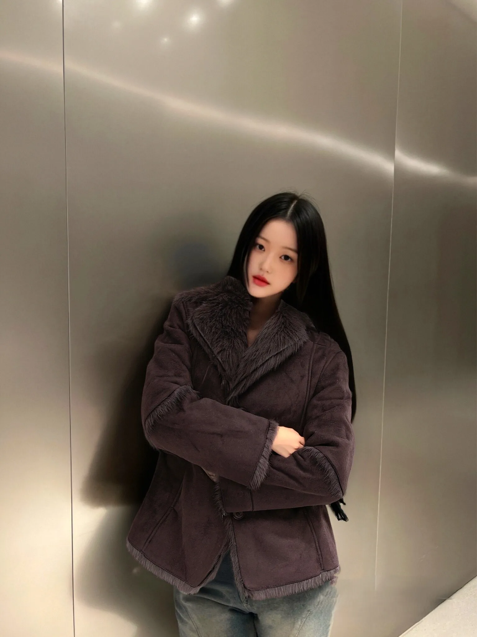 

Корейский стиль: Новая модная женская повседневная куртка из искусственной кожи с коротким меховым воротником, свободного кроя, теплая верхняя одежда на осень, универсальная модель.