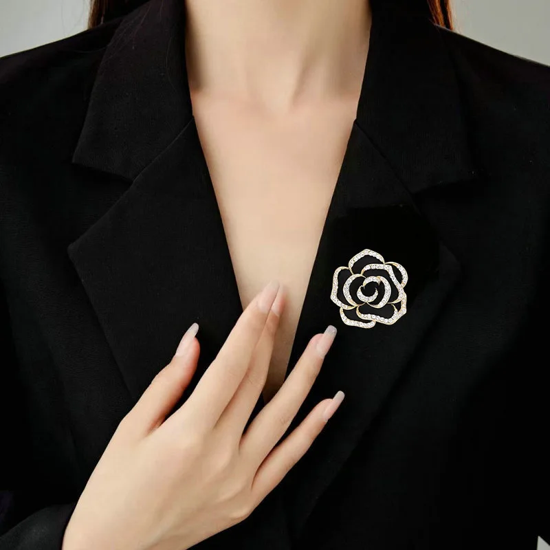 Французская универсальная, элитная, элегантная и ретро-брошь с камелией, изысканно разработанная и высококачественная нишевая брошь-аксессуар.