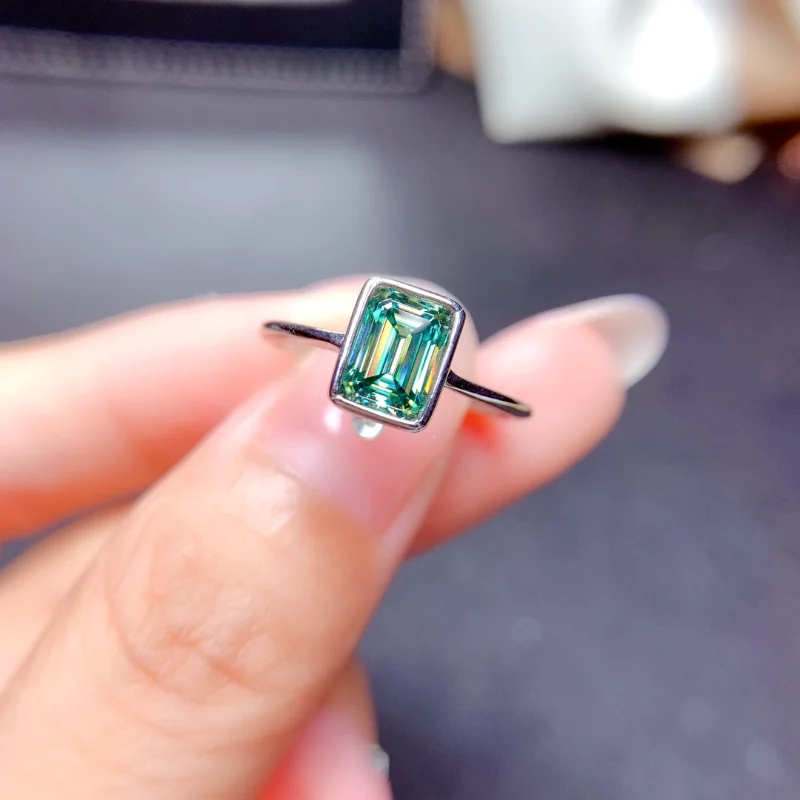 

New Arrival White 1 Carats emerald Cut Green Moissanite Gemstone S925 Silver Color Ring for Women for Summer Daily Wear Rings