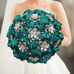 Bouquet da sposa verde che tiene fiori