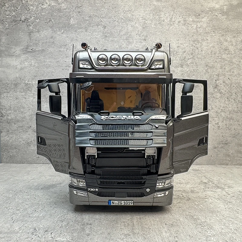 

In stock 1:18 Scania V8 730S v8 tractor head and tractor head die-cast alloy car model, boys' toy, adult decorative item.