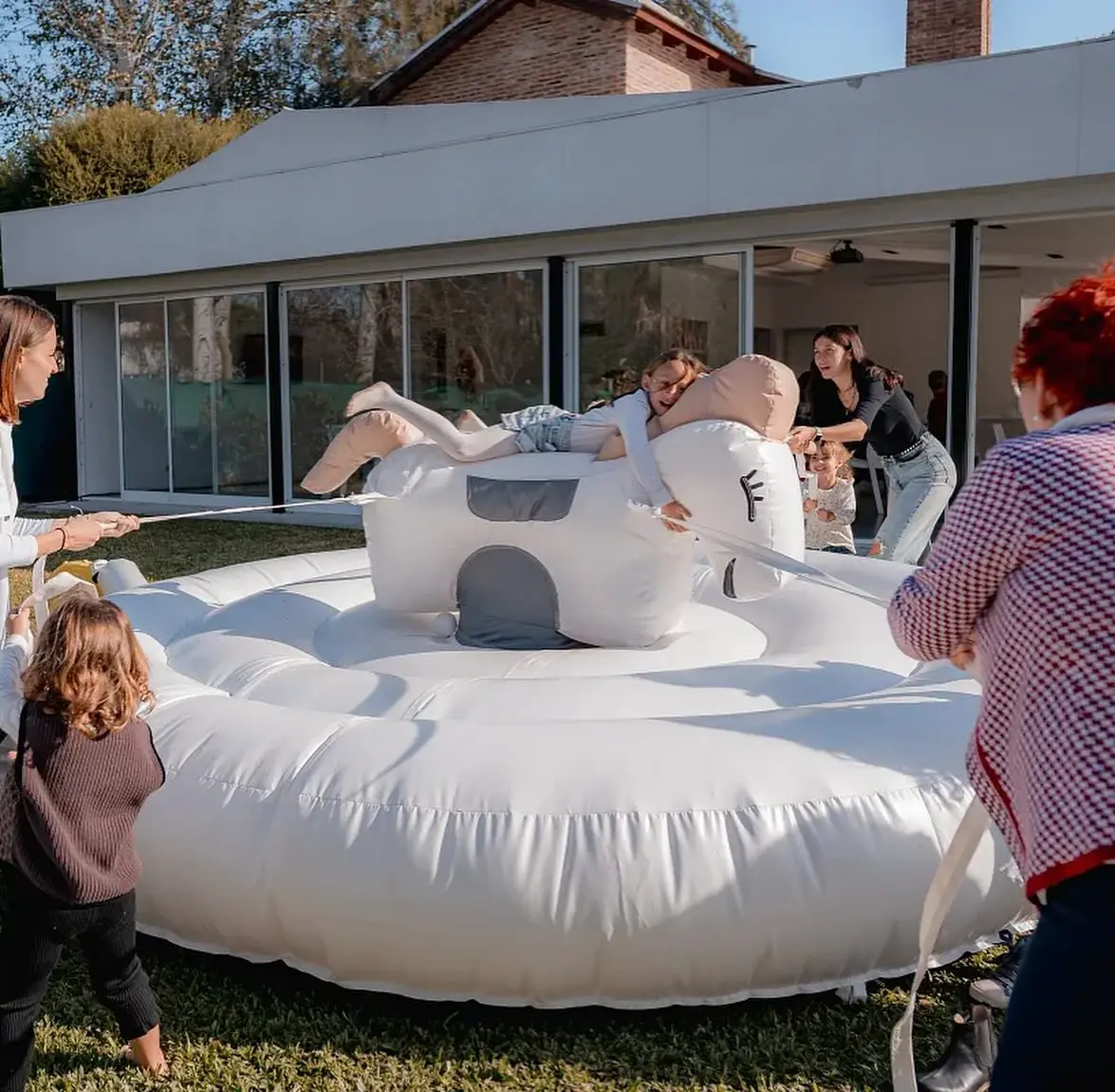 

Interactive 4m/5m circular inflatable manual rocking bull riding game, pull horse riding game, 100% thickened PVC material.