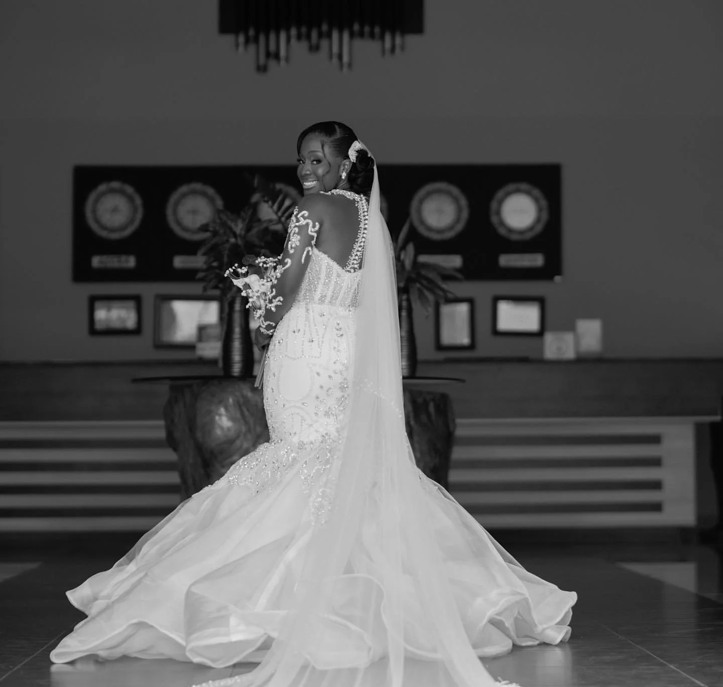 

Luxury African Wedding Dresses Black Girls Mermaid Long Sleeves Beaded Aso Ebi Women Bridal Gowns Vestido De Novia Customized