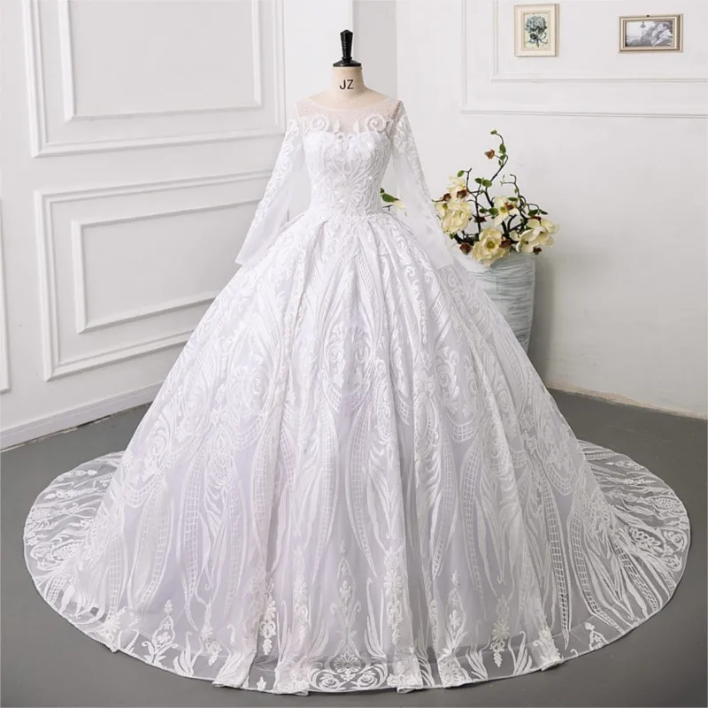 A new long-sleeved heavy-duty dress with large train tail