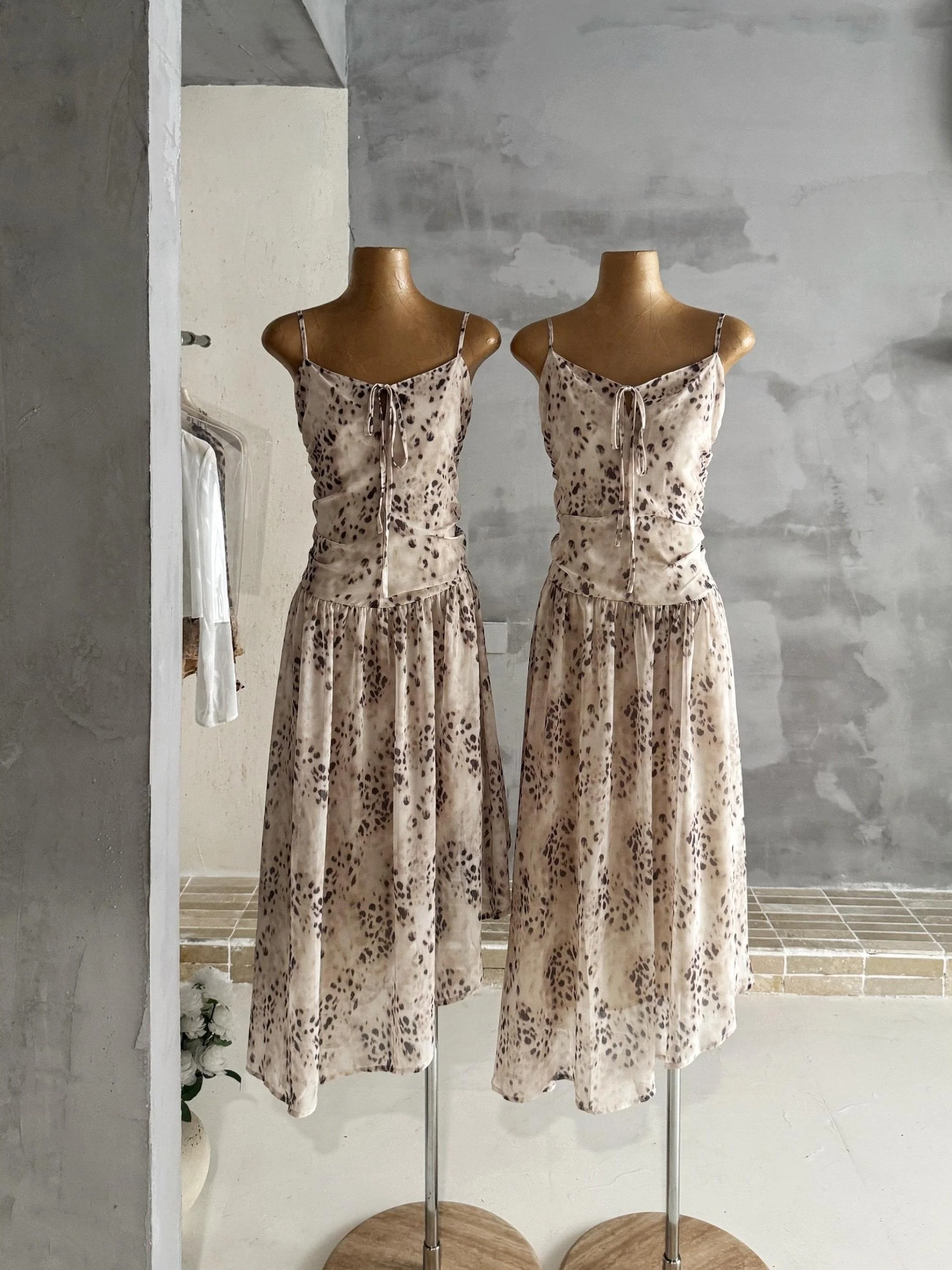

Summer New Floral Print Halter Dress Slim Fit Style No Sleeve Casual Leisure Thirteen Rows Irregular Hem Leopard Print Skirt