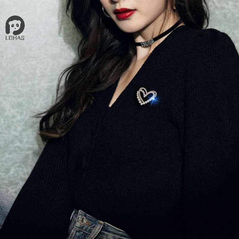 1 قطعة القلب الأبيض اللؤلؤ بروش دبابيس الملابس العصرية فستان تي شيرت القلب وشاح دبابيس كريستال وشاح حريري مشبك بروش