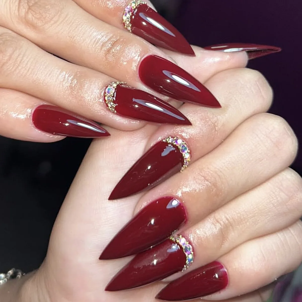 

Dark Red Long Stiletto Fake Nails for Spicy Girls 24Pcs Solid Color Press On Nails Shiny Diamond Decor New Year Charm Manicure