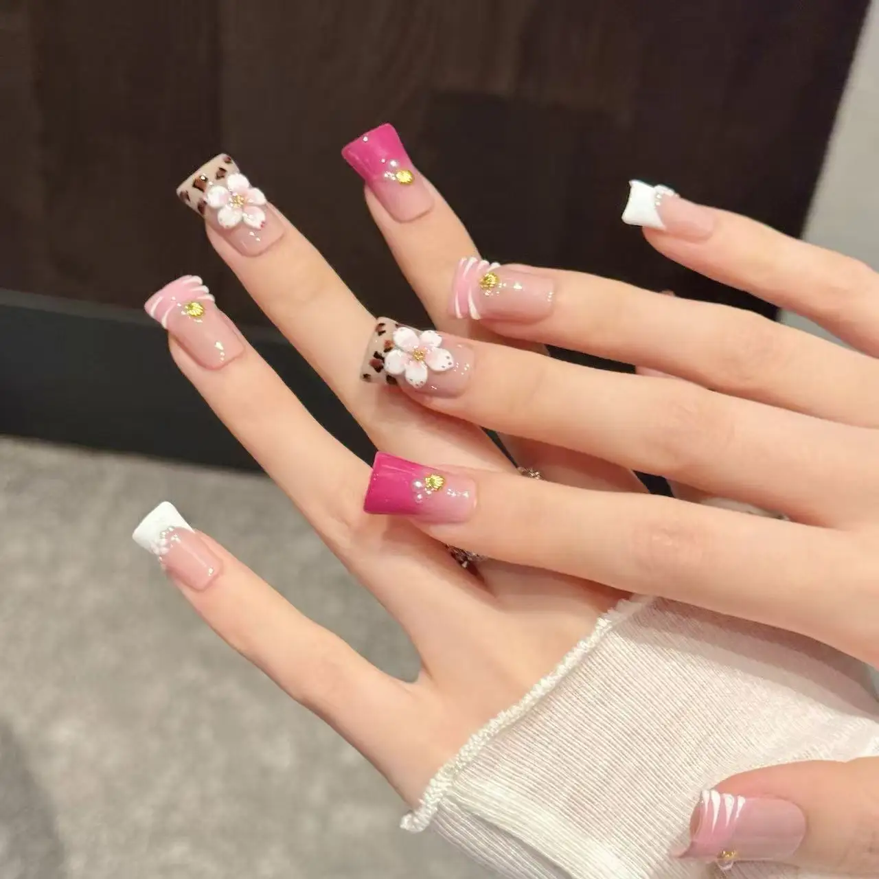 10pcs Handmade Duck Shaped Press On Nails Sweet Pink French Style 3D Carving White Flower Designs Sweet Cool Wearable Fake Nails