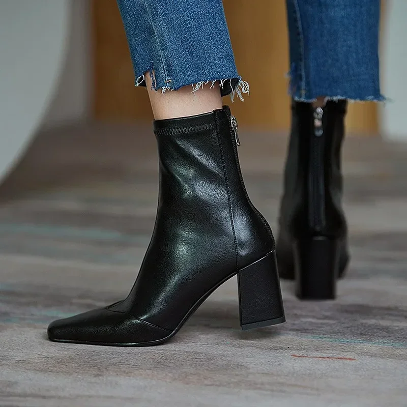 Botas de cuero con cremallera trasera para mujer, zapatos de tacón alto cuadrado, puntiagudos, color negro, blanco y marrón, novedad de 2023