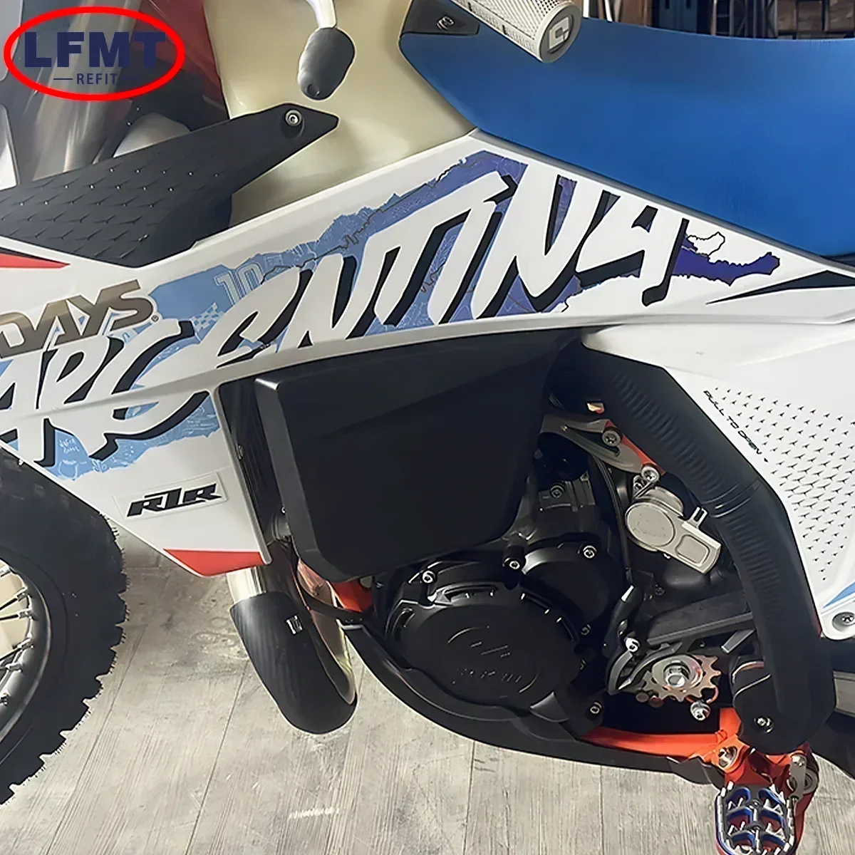 2024 Nuovo Per KTM Moto XC125 XC250 XC300 EXC150/250/300 EXC 250 300 SEI GIORNI Serbatoio Olio sinistra e destra copertura protettiva shell