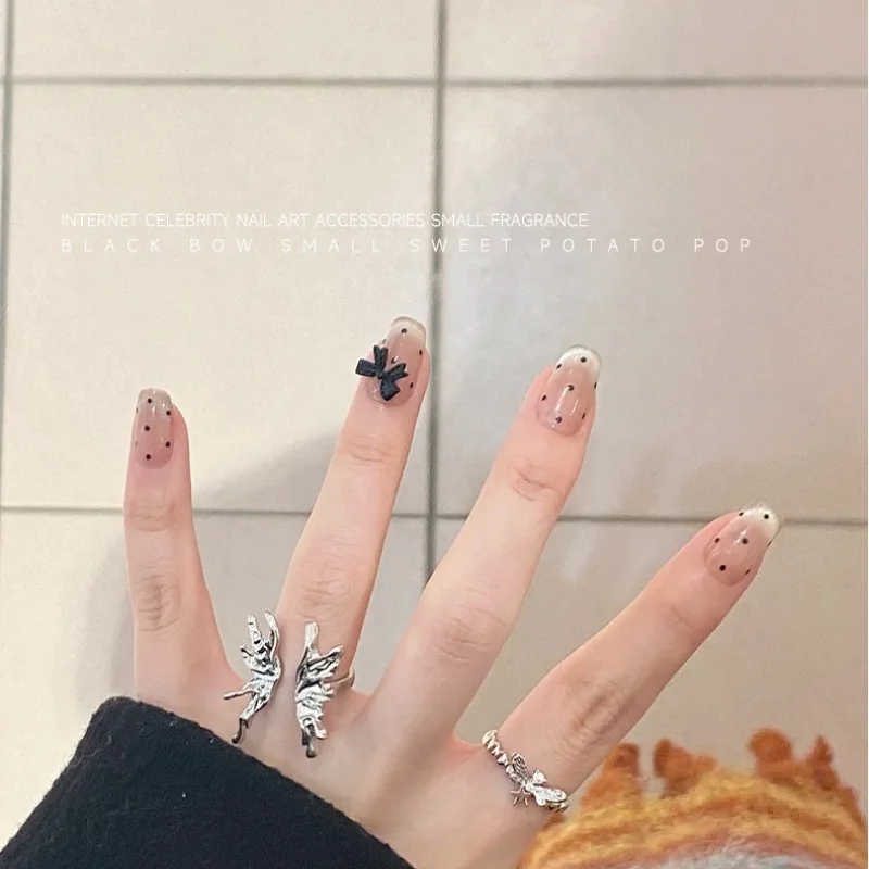 新しいリボンボウネイルアートアクセサリー、ブラックドットバタフライボウ、コンボウタイネイルチャーム、フラットバックレジンネイルラインストーンデコレーション