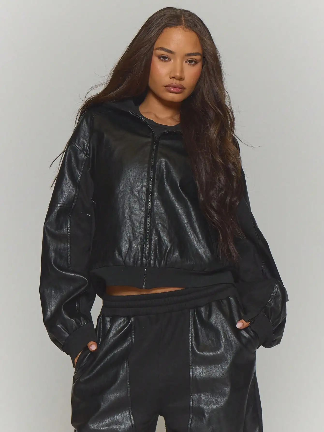 

Черная куртка-бомбер из искусственной кожи с капюшоном и застежкой-молнией для уличного стиля и вечерних выходов.