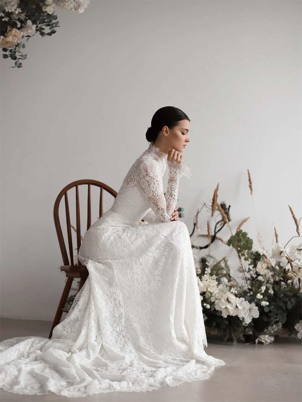 فستان زفاف أنيق من الدانتيل الأبيض مخصص كلاسيكي برقبة دائرية وأكمام طويلة فستان زفاف رسمي على شكل حرف a ذيل محكمة فيستدو دي نوفيا