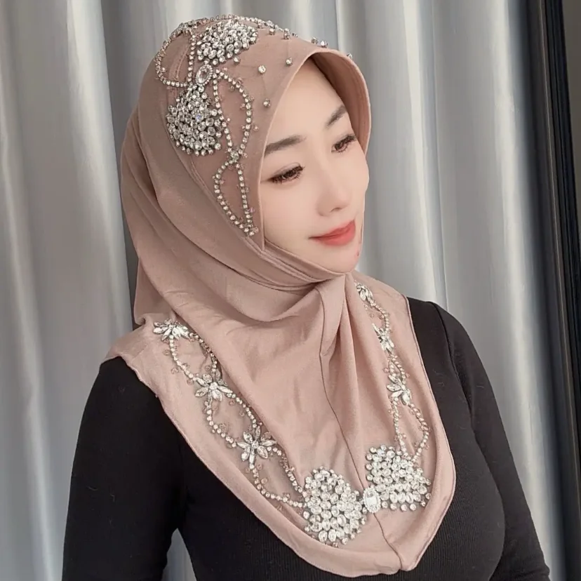 Fashion Design Islamic Lady Hijab Shawls With Diamonds Earrings