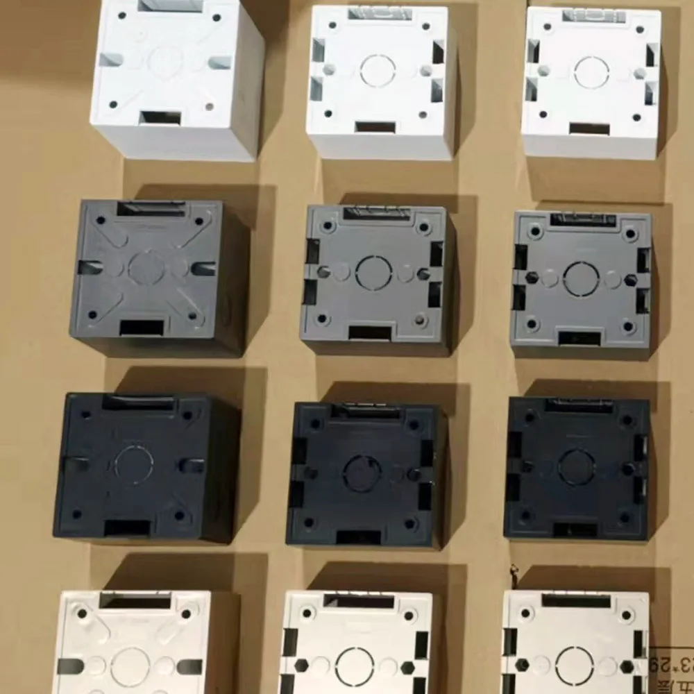 صندوق التبديل الرمادي 86 * 86 * 40 مم على الحائط صندوق مقبس الاتحاد الأوروبي قسط الخبز الرمادي صندوق التثبيت PVC مثبطات اللهب UL 94 V-0