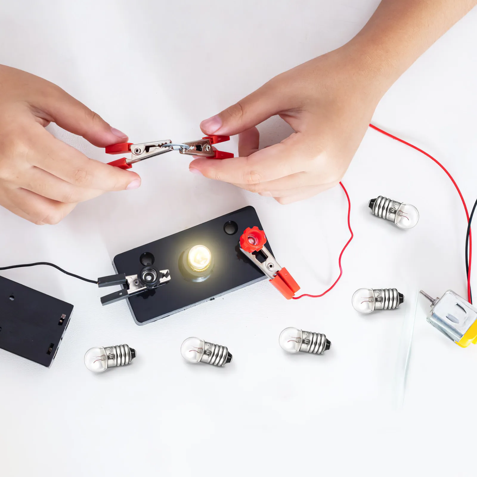 

50Pcs Small Light Bulbs 1.5V Electric Experiment Bulbs for Kids School Teaching Instruments Laboratory Use Flashlight