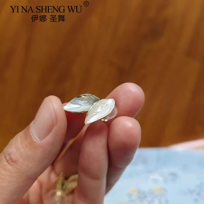 S925 الفضة إبرة الأزرق والأبيض ورقة الأقراط سوبر الجنية الطازجة الأقراط للنساء الأزياء نمط الأقراط الملحقات اليومية