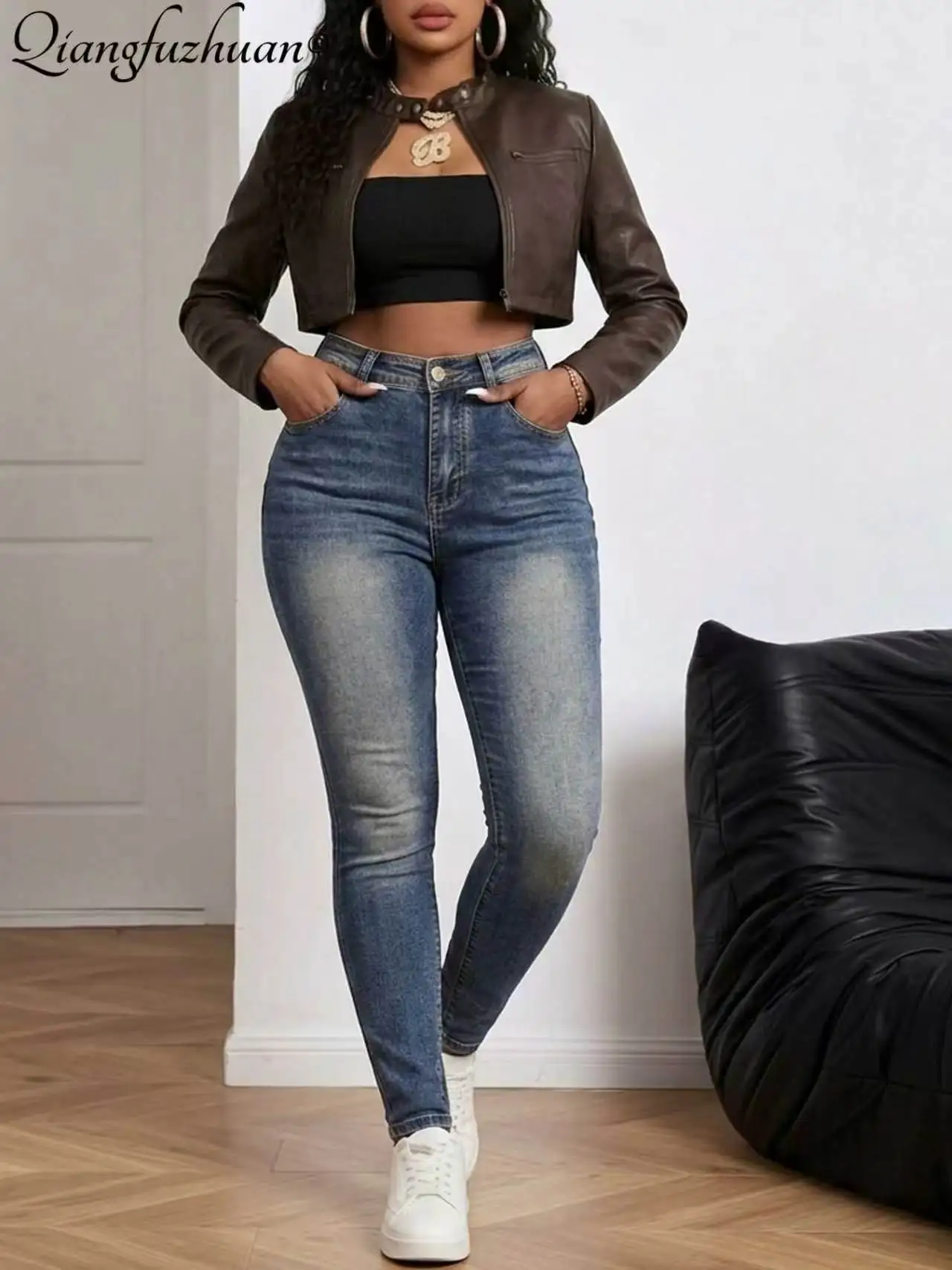 Super stretchy! Washed and distressed skinny pants with high waist for a flattering fit and elongated silhouette.