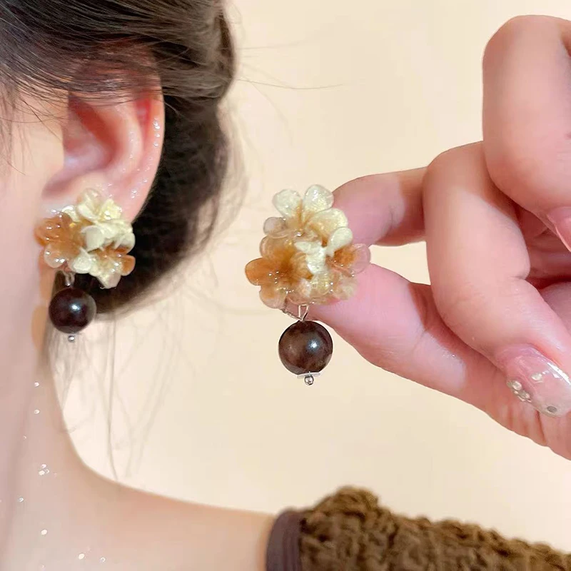 جديد النمط الصيني الاكريليك مصبوغ زهرة خشبية قلادة بها خرزات أقراط للمرأة مجوهرات الأزياء الخريف والشتاء 2025 اكسسوارات